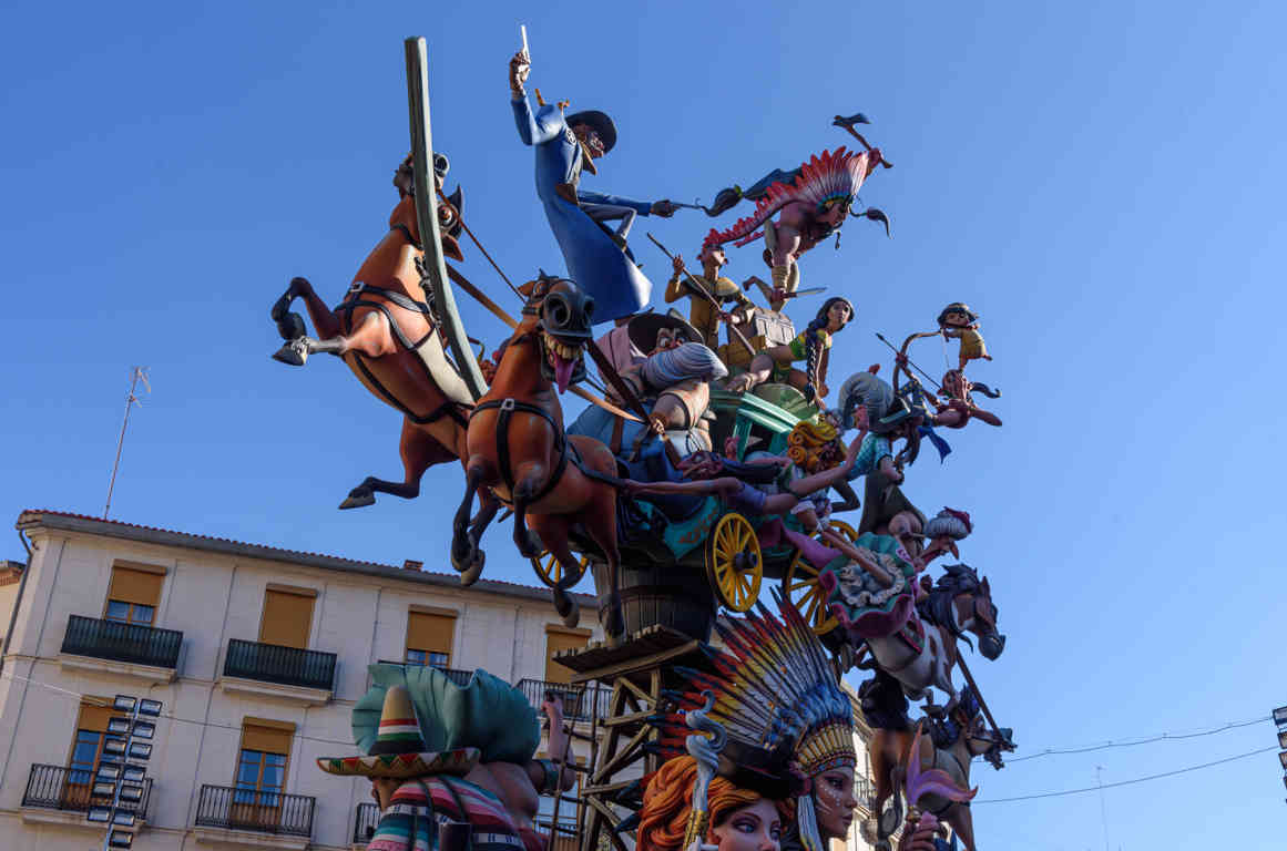 Valencia - fallas 2023 - 3 premio - falla Convento Jerusalén-Matemático Marzal - Por un puñado de euros 08.jpg